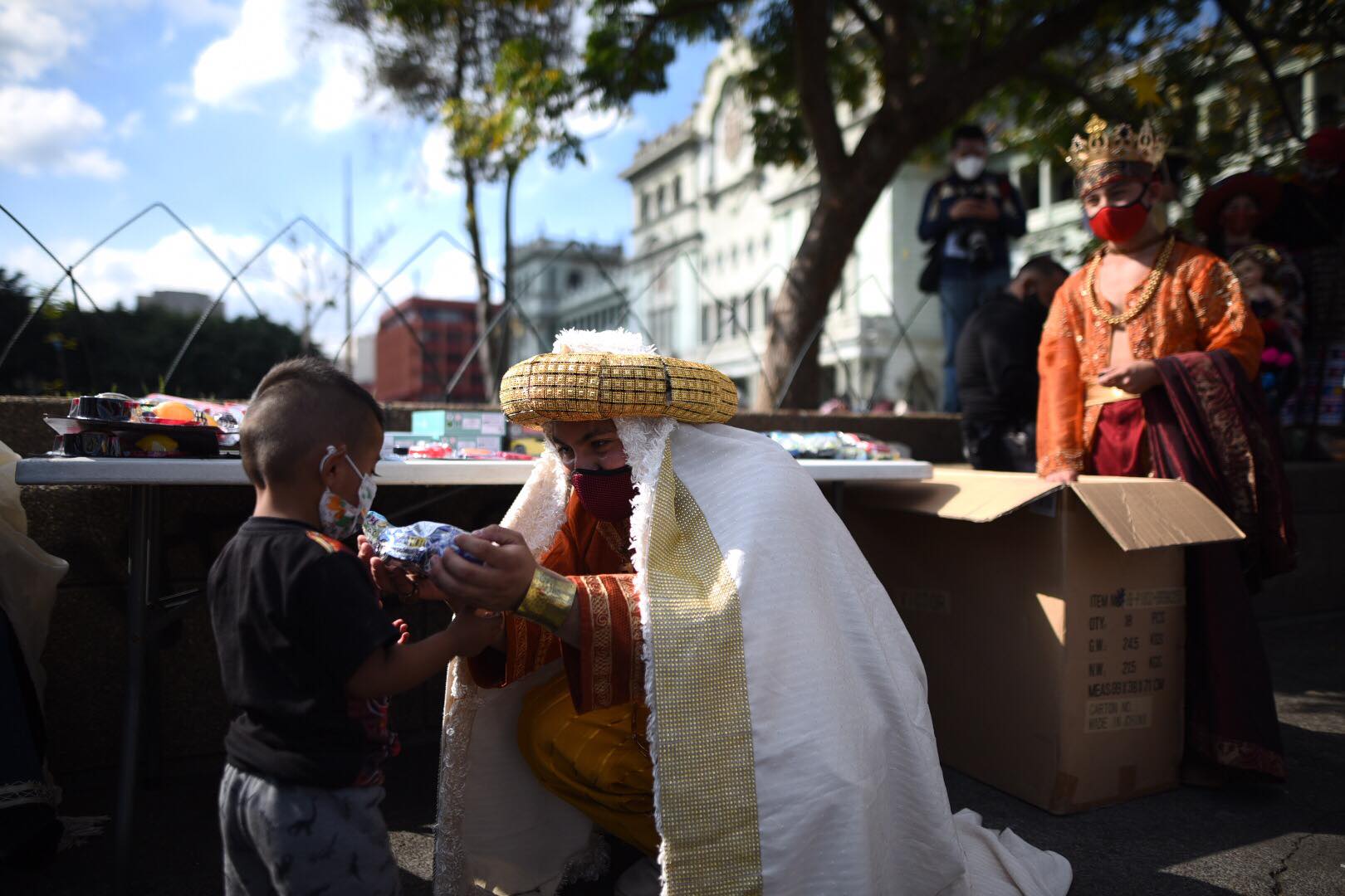 Celebran el Día de Reyes con comida y juguetes