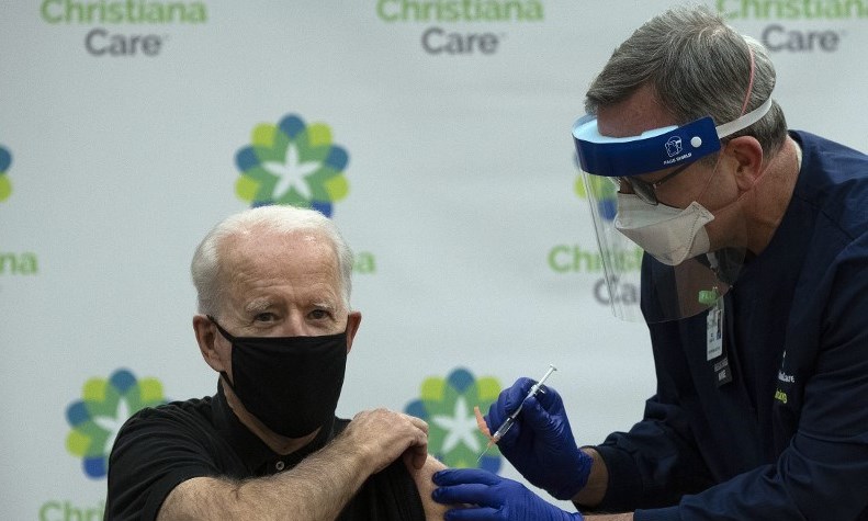 Joe Biden recibe segunda dosis de vacuna contra el coronavirus