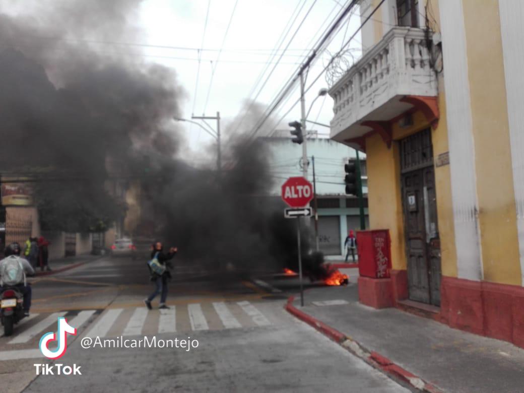 manifestantes queman llantas en zona 1