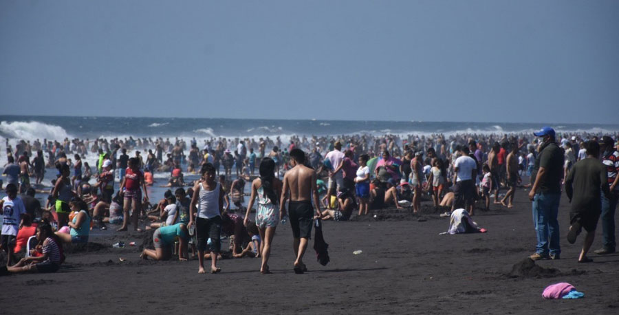 Playas del Puerto San José lucieron abarrotadas