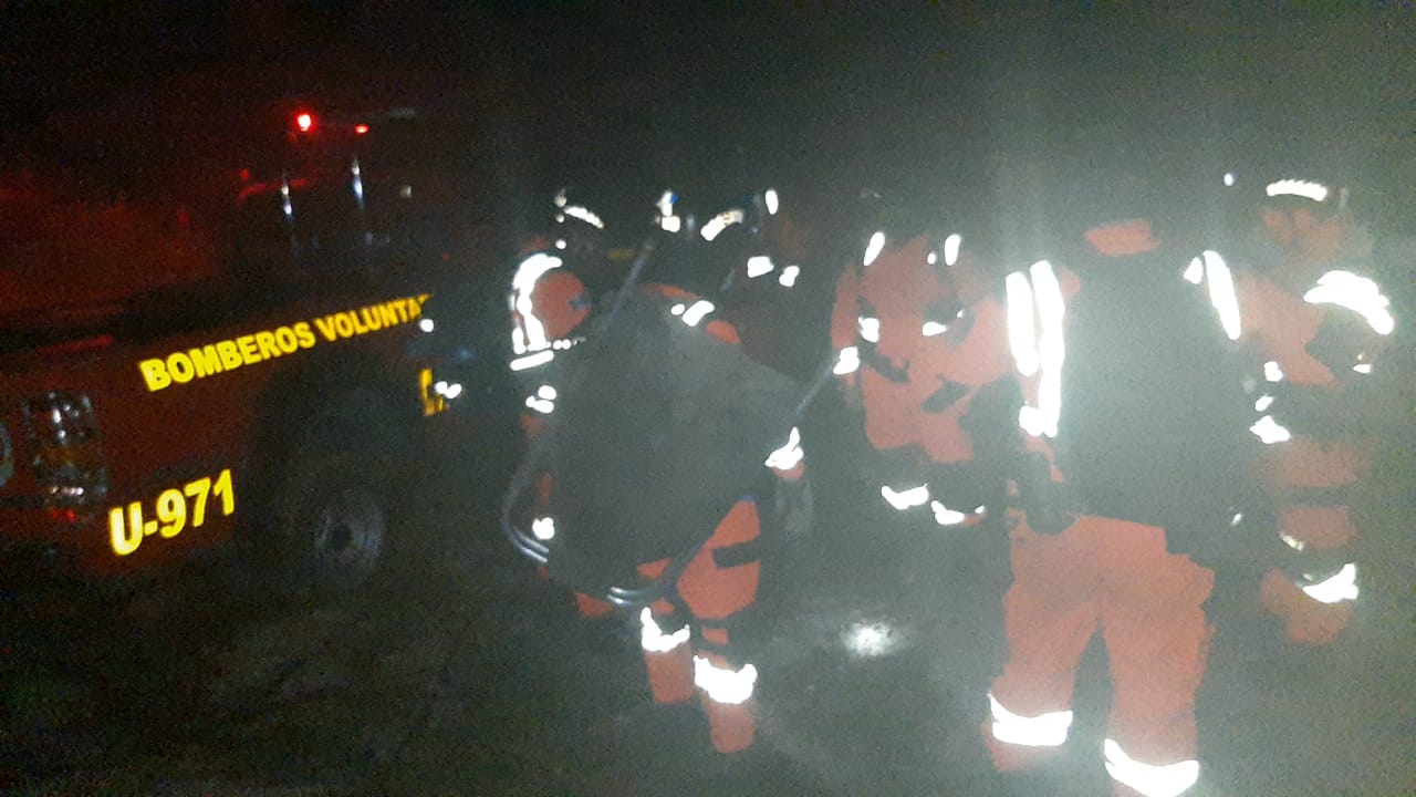 Bomberos auxilian a grupo de turistas en volcán Santa María