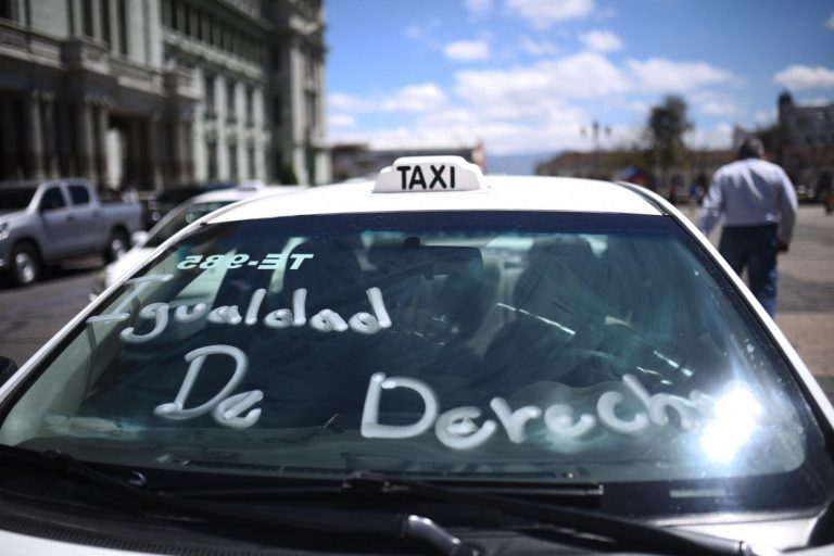 caravana de taxistas en la capital