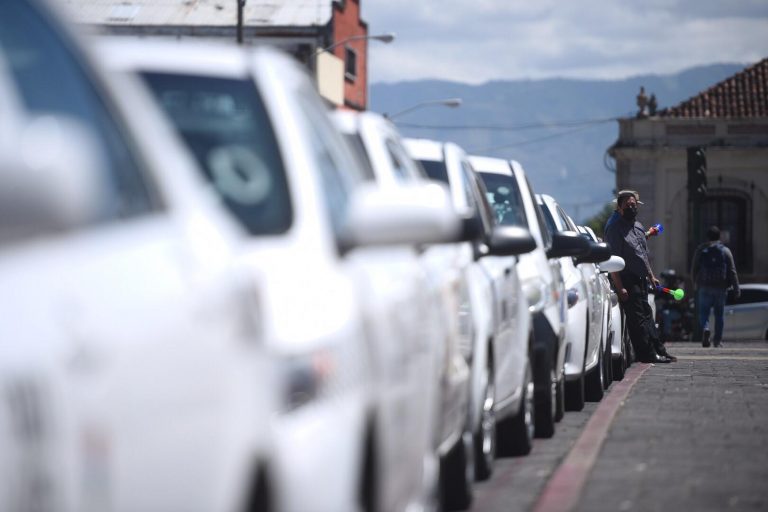 caravana de taxistas en la capital