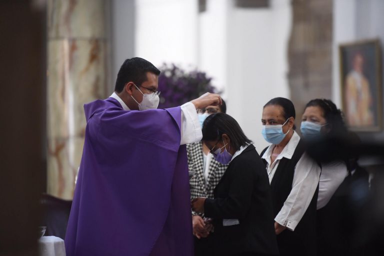 miércoles de ceniza, cruz de ceniza, durante pandemia del Covid-19