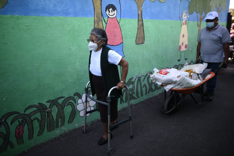 Mides entrega alimentos a personas en zona 5