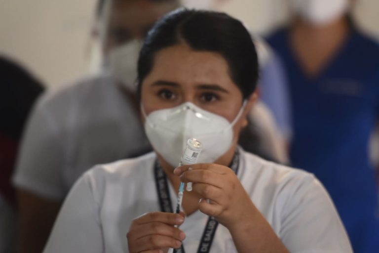 Personal de salud en primera línea durante vacunación por Covid-19