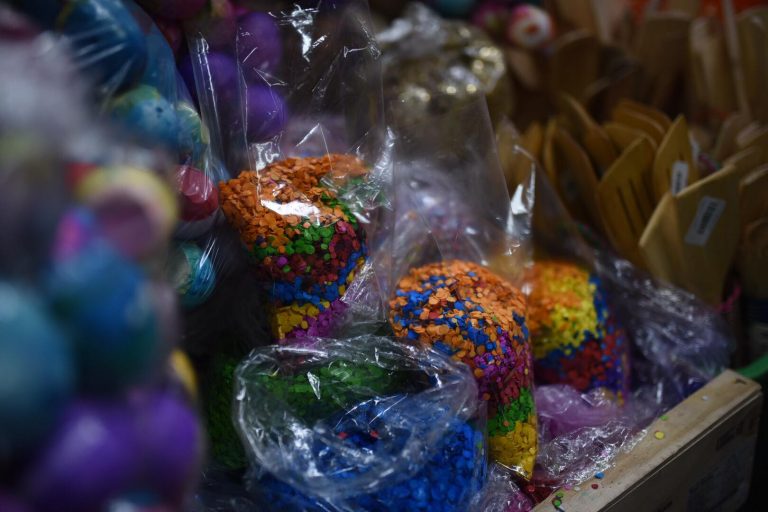 Venta de cascarones y pica pica en el Mercado Central