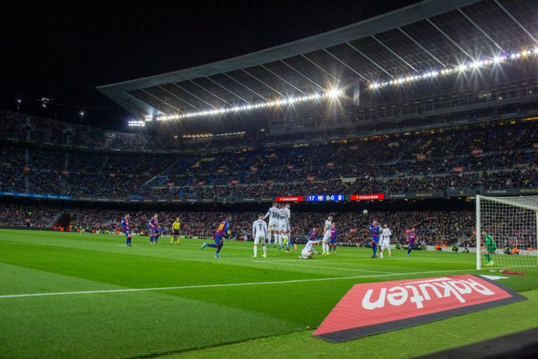 Estadios de España volverían a tener aficionados en abril