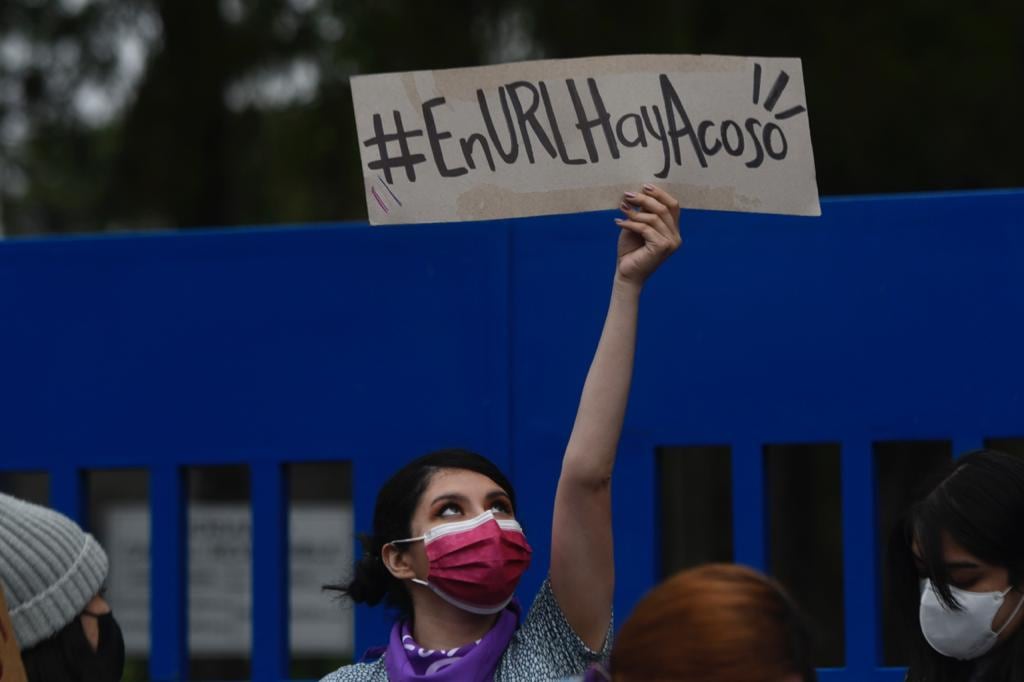 Estudiantes de la Universidad Rafael Landívar (URL) protestan por casos de acoso en la institución educativa.