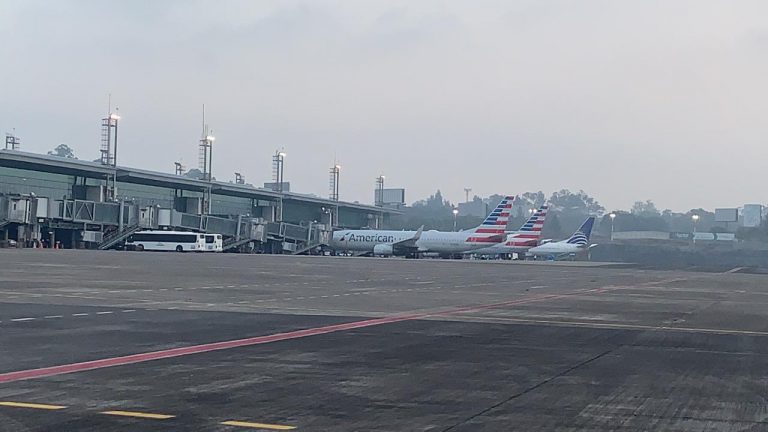 Aeropuerto internacional La Aurora retoma operaciones