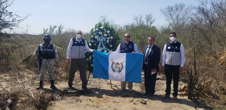 Colocan altar en lugar de masacre de guatemaltecos, en Tamaulipas, México