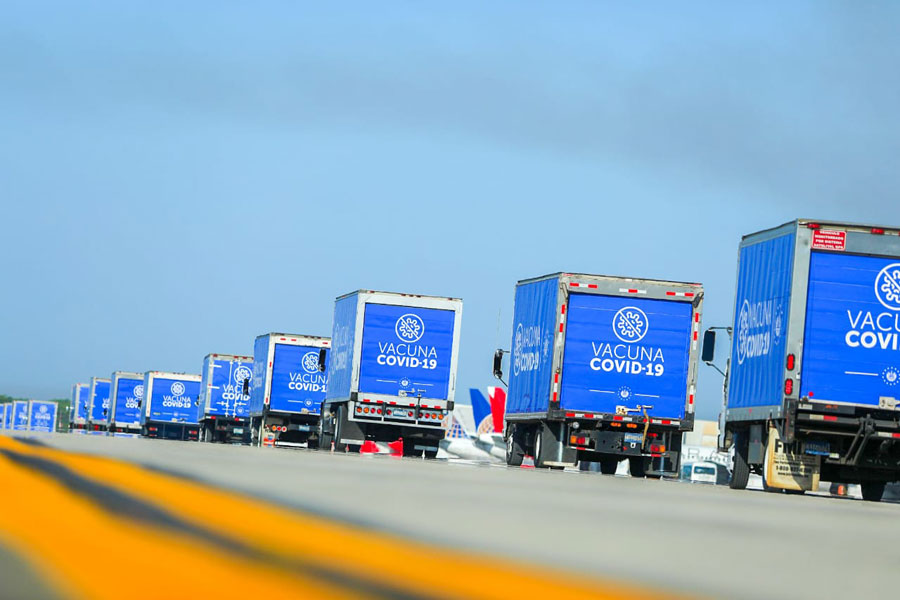 Camiones que transportan vacunas contra el Covid-19 en El Salvador