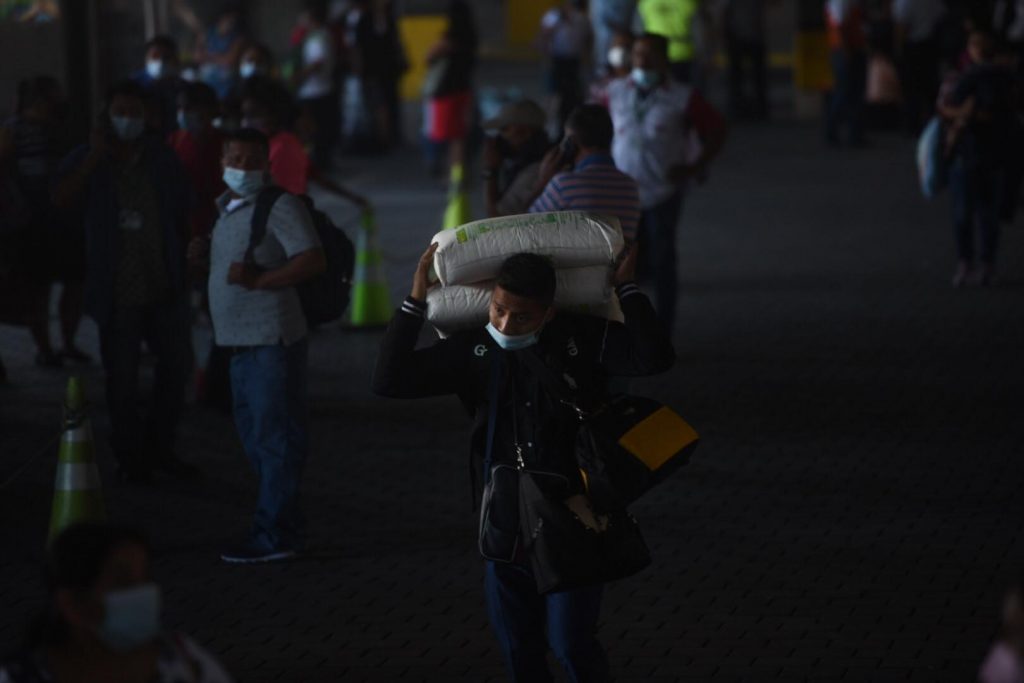 Personas viajan desde el Cenma en Semana Santa