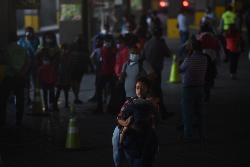 Personas viajan desde el Cenma en Semana Santa