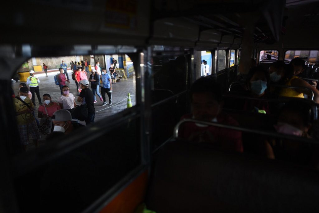 Personas viajan desde el Cenma en Semana Santa