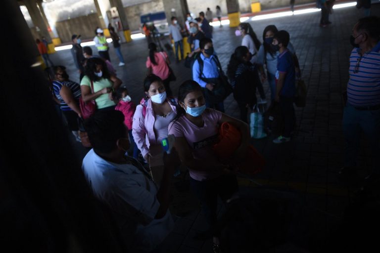 Personas viajan desde el Cenma en Semana Santa