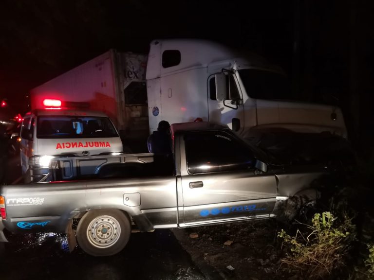 accidente de picop y tráiler en ruta de Palín hacia Antigua