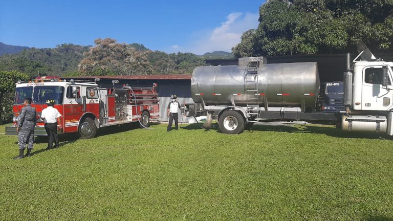 Combaten el incendio del volcán Atitlán