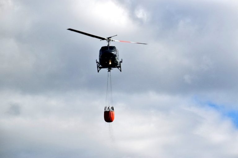 Combaten desde el aire incendio en faldas del volcán Atitlán