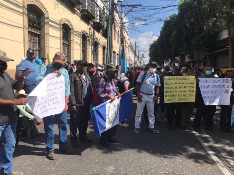 manifestaciones de exmilitares y médicos en el Congreso