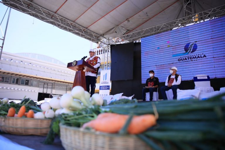 presidente Alejandro Giammattei en entrega de semillas en Quetzaltenango