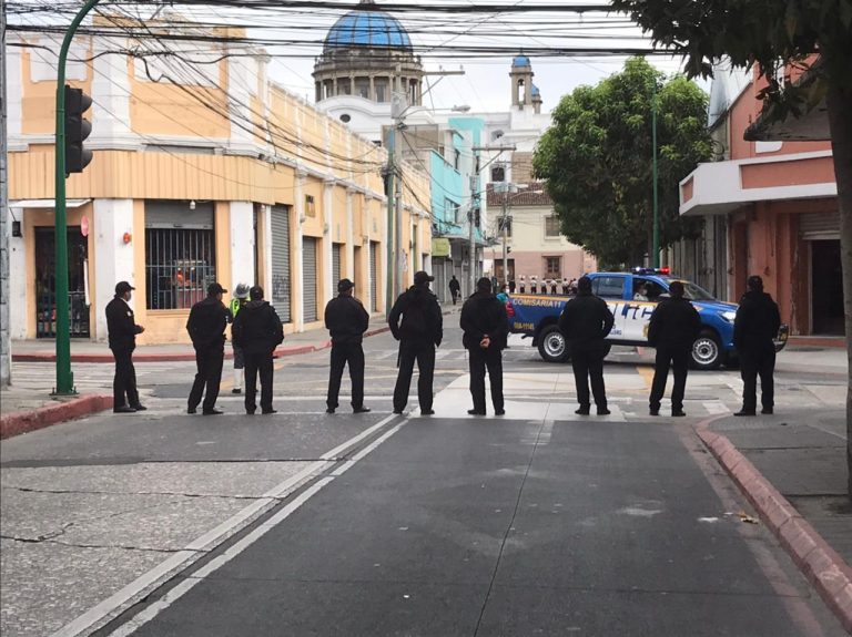 agentes de PNC resguardan el Congreso antes de elección de magistrados de CC