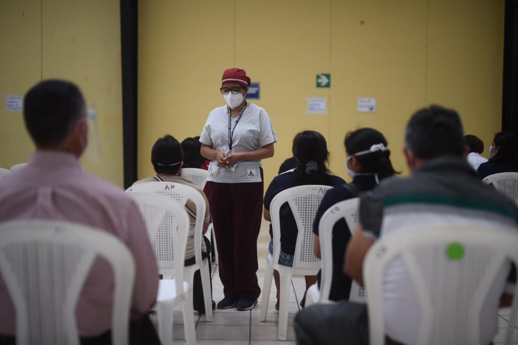 vacunan contra Covid-19 a personal de salud de hospitales privados