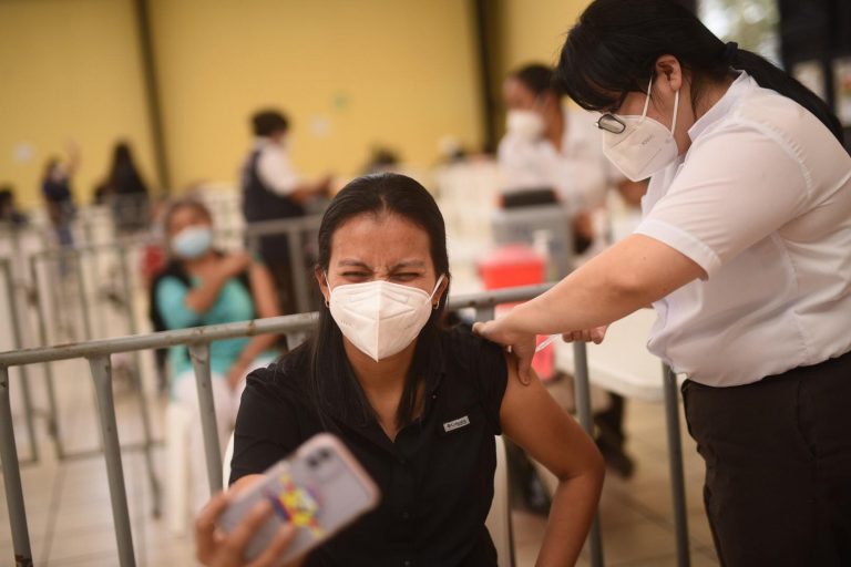 vacunan contra Covid-19 a personal de salud de hospitales privados