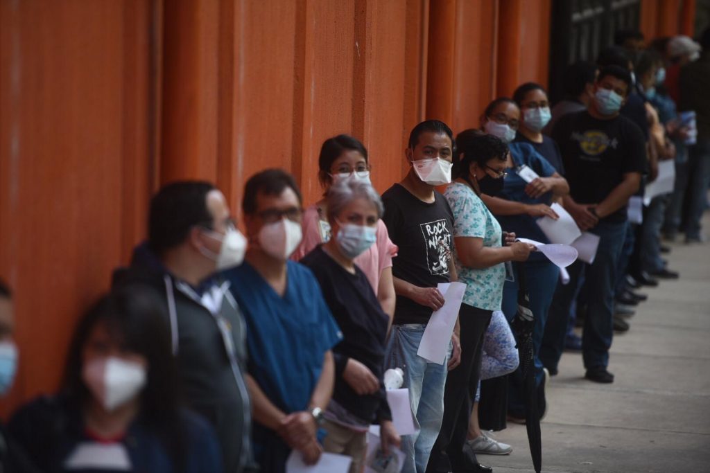 vacunan contra Covid-19 a personal de salud de hospitales privados