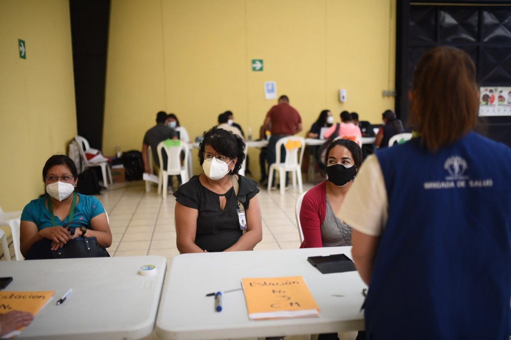 vacunan contra Covid-19 a personal de salud de hospitales privados