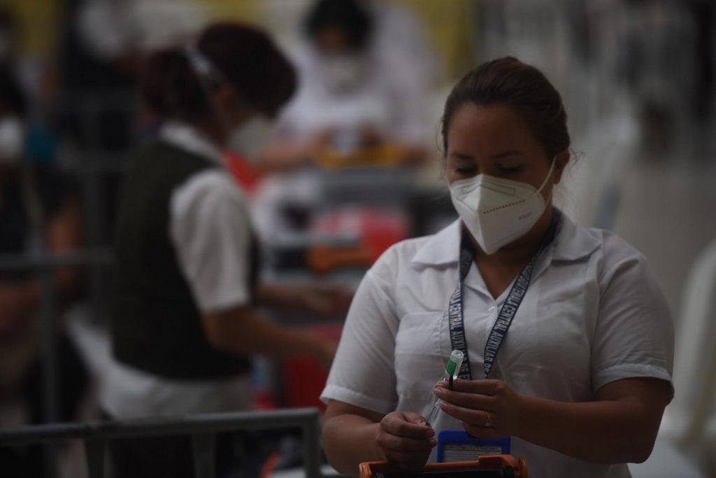 vacunan contra Covid-19 a personal de salud de hospitales privados