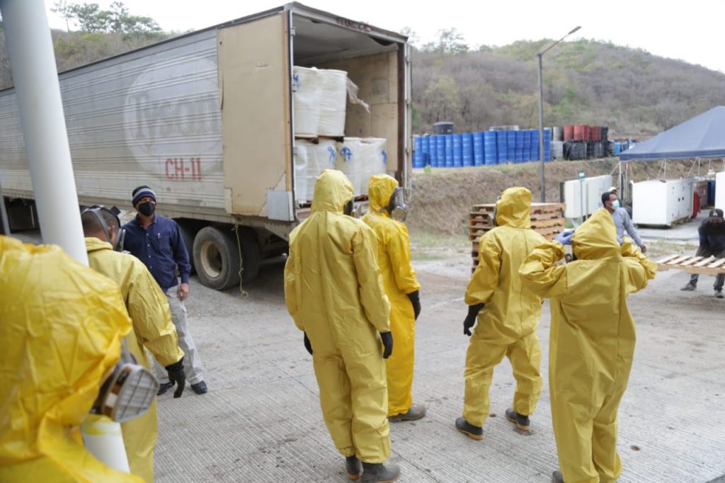 Autoridades destruyen precursores químicos usados para la elaboración de droga sintética.