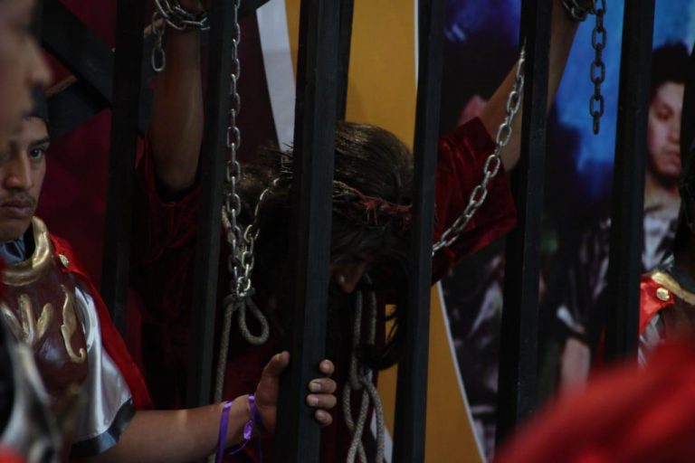 Corrida de judíos, representada por la Sociedad Mártir del Golgota y la Antigua Sociedad de Centuriones de Chuixchimal, de Totonicapán.