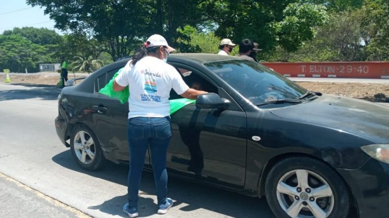 Trabajadores de la Municipalidad de Puerto San José, en Escuintla, brindaron apoyo a miles de visitantes.