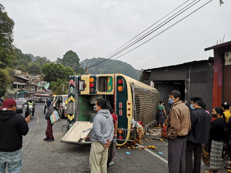 Bus extraurbano vuelca en ruta a San Juan Sacatepéquez