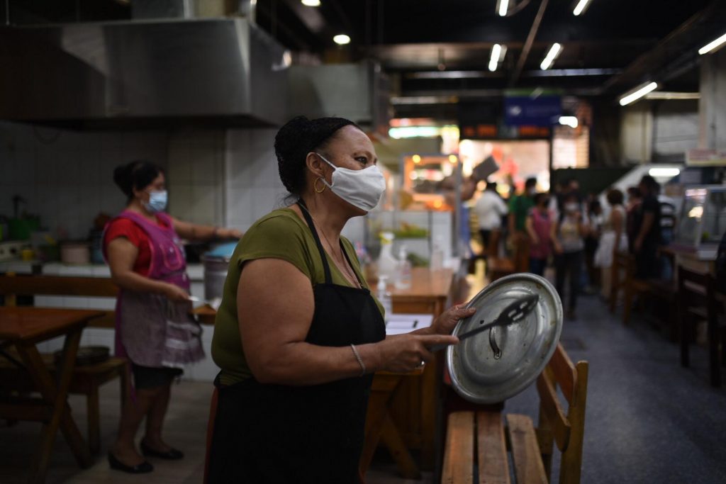 cacerolazo de vendedores de comida en mercado central por medidas contra Covid-19