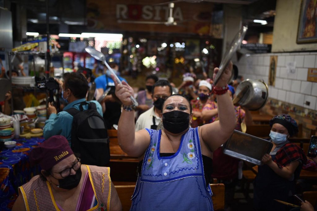 cacerolazo de vendedores de comida en mercado central por medidas contra Covid-19