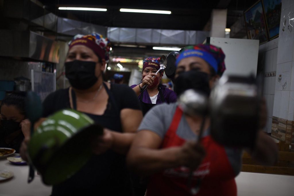 cacerolazo de vendedores de comida en mercado central por medidas contra Covid-19