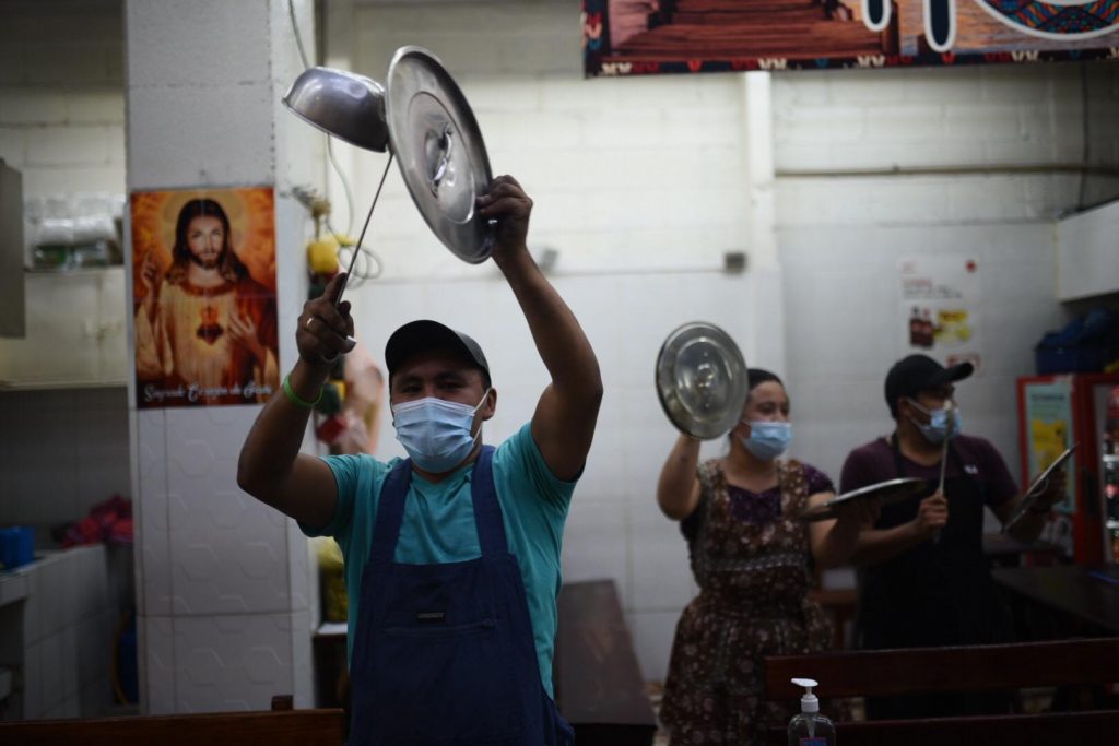 cacerolazo de vendedores de comida en mercado central por medidas contra Covid-19