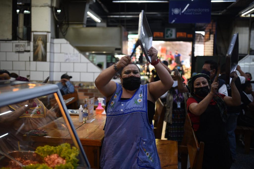 cacerolazo de vendedores de comida en mercado central por medidas contra Covid-19