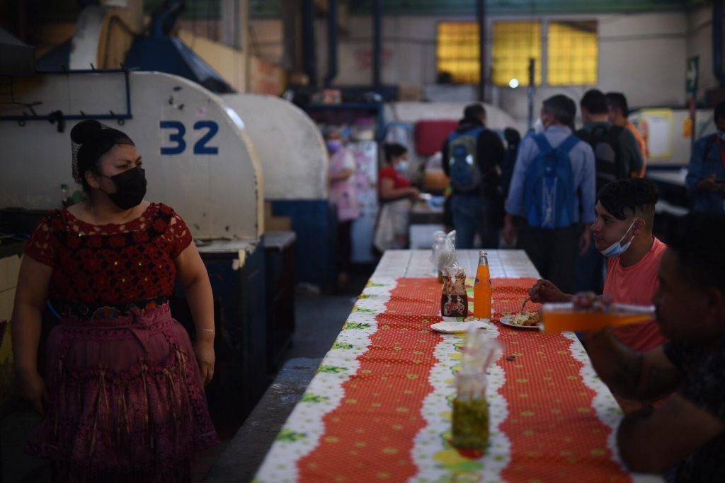 cacerolazo en mercado La Placita contra medidas por Covid-19