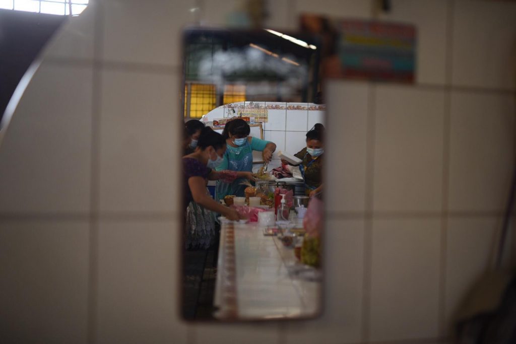 cacerolazo en mercado La Placita contra medidas por Covid-19