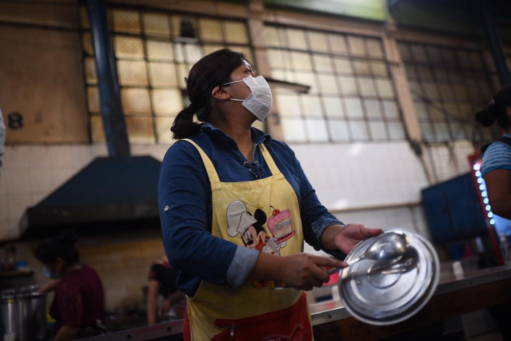 cacerolazo en mercado La Placita contra medidas por Covid-19