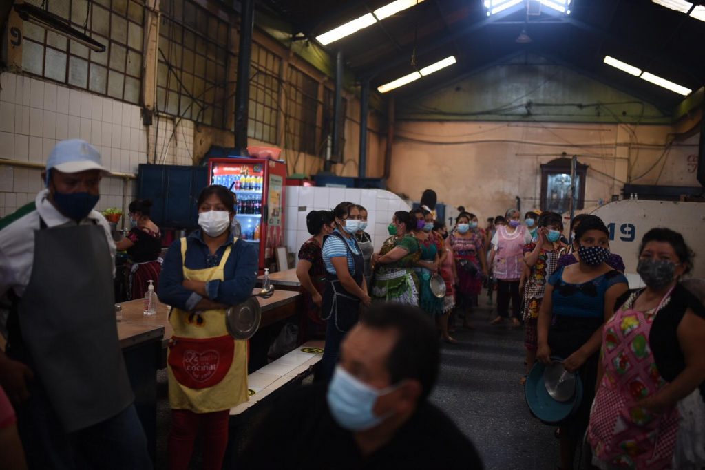 cacerolazo en mercado La Placita contra medidas por Covid-19