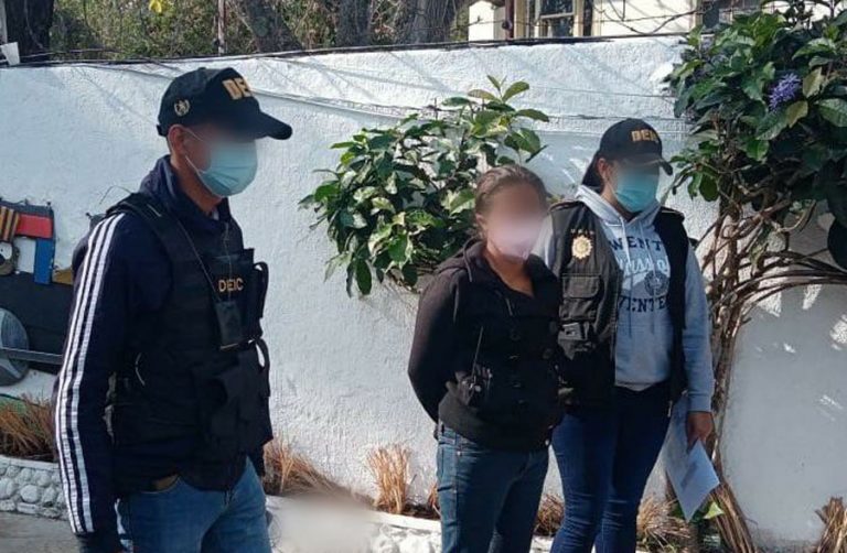 Capturada por maltrato infantil en la zona 2