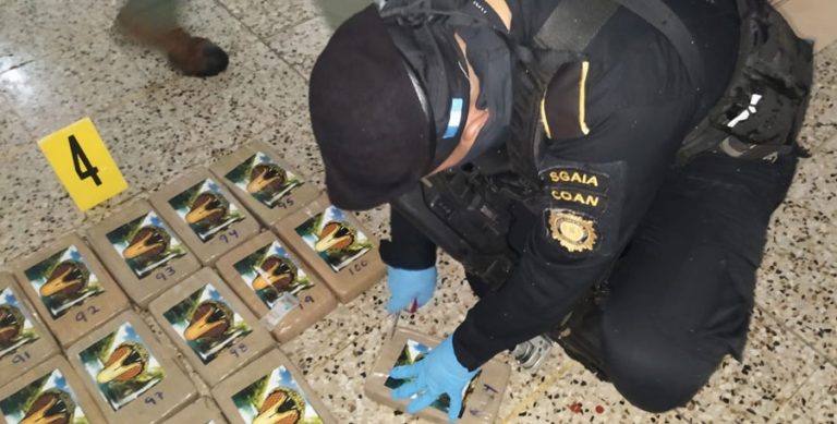 Decomisan 104 paquetes de cocaína