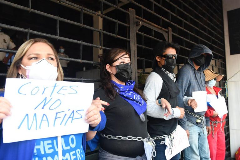 manifestación frente a la Corte de Constitucionalidad