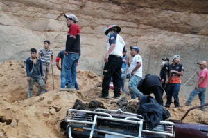 Hombre muere soterrado tras caer paredón sobre su vehículo