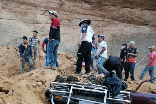 Hombre muere soterrado tras caer paredón sobre su vehículo