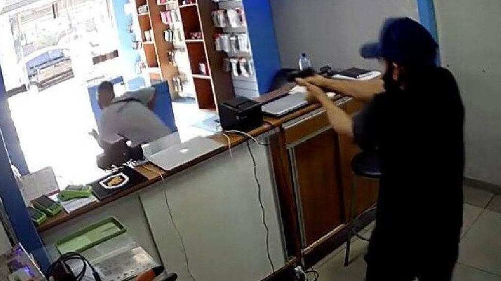 Dueño de tienda le dispara a ladrón que le acababa de robar